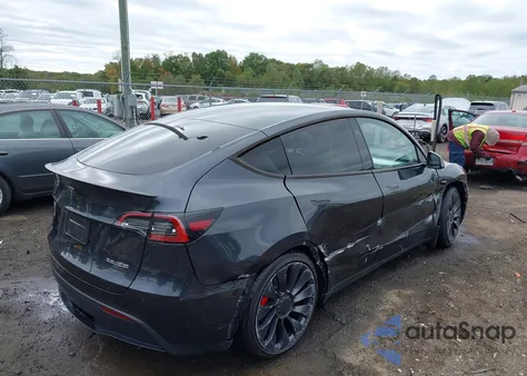 2024 Tesla Model Y Performance Dual Motor All-Wheel Drive z USA, uszkodzony, nr VIN 7SAYGDEFXRF022852